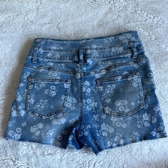 Cherokee High Rise Bleach Dyed Floral Denim Shorts Size 10/12 L (Girls) - Picture 2 of 4
